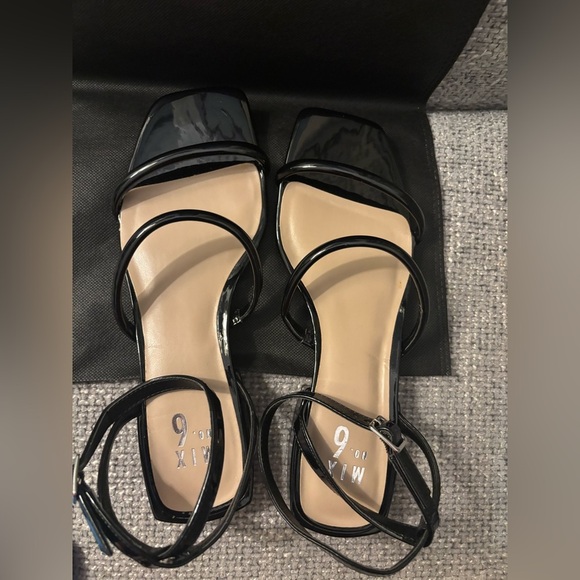 Brand new NO BOX Mix No. 6 Black Patent Strappy Seana Sandals โ Size 8.5 - Picture 2 of 10
